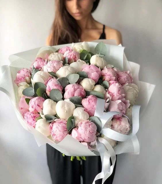 35 белых и розовых пионов с эвкалиптом