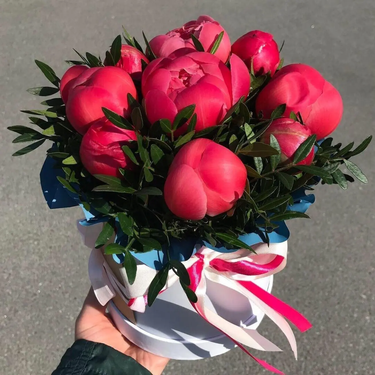 9 коралловых пионов в коробке